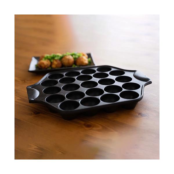 丸くふっくらとしたたこ焼きが出来上がります。■ 外寸28.5×22.5×H3cm穴：φ4.2×H2.1cm■ 内径20.5×20.5×D4cm■ 重量2.8kg■ 材質鉄イモノ（シリコン焼付塗装）■ 電磁調理器ガス・直火・IH対応（100V...