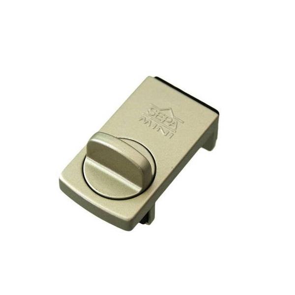 簡単に取付けできて、防犯効果を向上できる窓サッシ用補助錠のスタンダードアイテムです。サッシ・窓・玄関防犯・補助錠・防犯用品シリーズ腰高窓・小窓に適した防犯用補助錠。ツマミを回すだけで、簡単に窓サッシをロックできます。コンパクトモデルながら、...