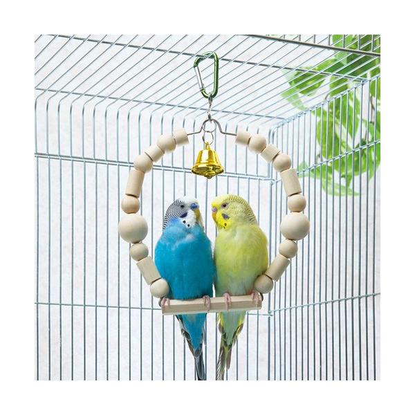 小型のインコ類やブンチョウなどのフィンチに適した天然木を使用したおもちゃです。かじったり、ゆらしたりしてストレス解消に適しています。フックとベルの色は取り合わせです。適応鳥種：セキセイ、ボタンインコなど小型のインコ類SUDO / すどー