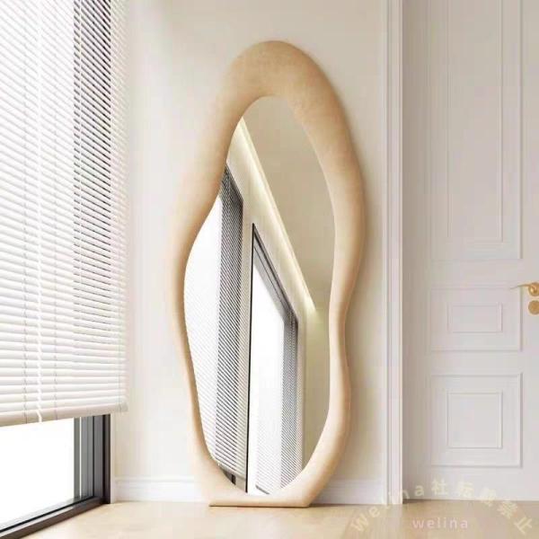 【商品仕様】全身鏡 韓国風 オシャレ サイズ：幅60cm 高さ160cm、壁掛け／立てかけミラーの2WAYスタイルとなっております 重さ：およそ9.5kg【ユニークなデザイン】姿鏡の形状は不規則なデザインを採用しています。足跡のような形状が...