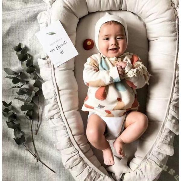 【安心感あるベッドインベッド】硬めのマットをふかふかな綿入りのフチでぐるりと囲んだデザインは、まるで子宮の中のように包み込まれるよう。大きな環境の変化で不安な赤ちゃんに安心感を与えてくれるベッドインベッドです。【添い寝時の便利アイテムとして...