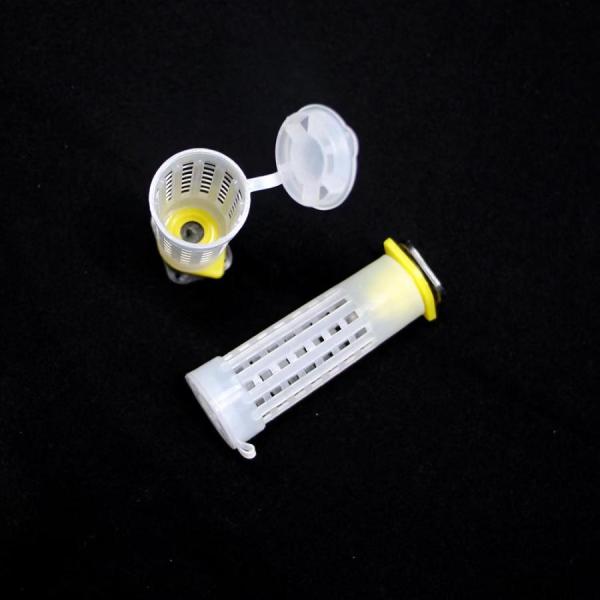 日本蜜蜂や西洋蜜蜂に使用できる王籠、逃去防止器女王バチをキャッチし、それをセキュアに維持するために使用されます。材質：プラスチック　サイズ（約）：全長：80mm / 3.15in; 外径：25mm / 0.98in、内径：18~23mm /...