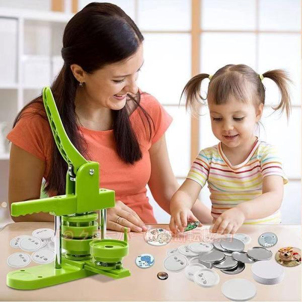 缶バッチ 機械 缶バッチマシーン 32mm マシン 缶バッチメーカー バッジ100個付 業務用 家庭用 おもちゃ 缶バッジ カンバッヂ 缶 バッチ作り
