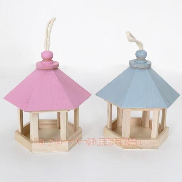 野鳥 餌 入れ バードフィーダー 木製 鳥 餌箱 バードウォッチング 庭 小鳥 餌台 エサ台 野鳥の観察にぴったり 天然木を使用したハウス型バードフィーダーで、野鳥の休憩場所にピッタリ！丈夫なひも付で、庭先の木に下げればお庭でバードウォッチ...