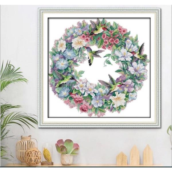 布サイズ(約)：61ｘ59cm図案サイズ(約)：50ｘ49cm刺繍色数：24色刺繍布：綿（白：図案印刷） 刺繍糸：綿ステッチ方法：11カウント（「3本取り」でフルステッチ）ステッチ数：220ｘ216　　キット内容：刺繍布（図案印刷）刺繍糸、...