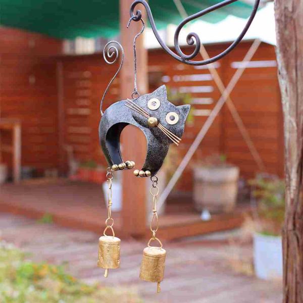 まるっこいデザインが愛くるしい＜ブリキベルシリーズ＞ｘ＜クロネコシリーズ＞２つの大人気定番商品がドッキング！背中を丸めたクロネコがこちらを見つめる姿がなんとも愛らしい…ずっと眺めていたくなる。そんなベルが登場です。生産地 インドネシアサイズ...