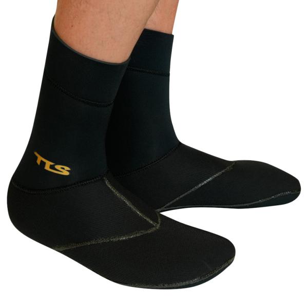 【TLS JP-FIT SURFBOOTS｜日本製サーフブーツ】「止水ラバー＋通常よりも長い足首部」で、浸水しにくい設計。厳選された柔らかい生地のため、最高のフィット感とパフォーマンス性を存分に発揮できます。足先に向けてソールが上に沿ったデ...