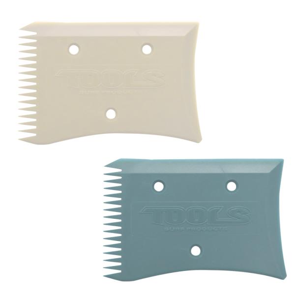 【 TLS WAX COMB 】■ 仕様・手のひらに収まるコンパクトサイズのワックスコーム・TOOLS ロゴ・日本製・サーフボード形状に合わせたエッジ設計・ちょうど良い硬さのフレキシブル素材を採用■ サイズ（約）全体 5.7cm × 8.5...