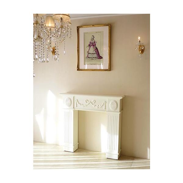 お客様からご要望が多かったマントルピースリボンを少しコンパクトにしたサイズを定番商品として発売致します！絵や鏡を飾ったり、キャンドルやランプをシンメトリーに置くことで簡単に壁のデコレーションができます。 リボンの彫刻をあしらったマントルピー...