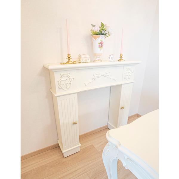 イニシャルとリボンの彫刻を施した白いマントルピースです。当社人気定番シリーズ マントルピース リボンのデザインをベースにお客様のご希望のサイズ、彫刻で製作したオーダーメイドのマントルピースです。これほど可愛い家具はオーダーメイドだからこそ実...