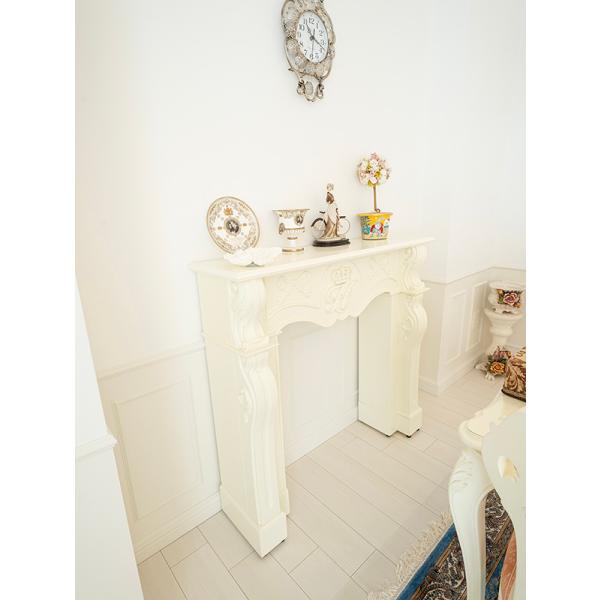 エレガントで美しいロココ調のマントルピースです。当社人気定番シリーズ マントルピース シェルのデザインをベースにお客様のご希望のサイズ、彫刻で製作したオーダーメイドのマントルピースです。特注のクラシカルなリボンの彫刻とお客様のイニシャルの彫...