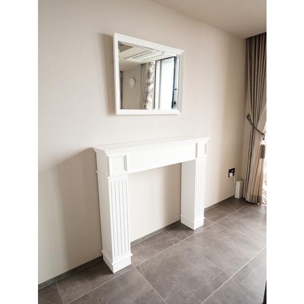 フレンチスタイルのインテリアのワンポイントにパリのアパルトマンをイメージにデザインされたマントルピースを中心に絵や鏡を飾ったり、キャンドルやランプをシンメトリーに置くことで簡単に壁のデコレーションができます。マントルピースはフレンチシックイ...