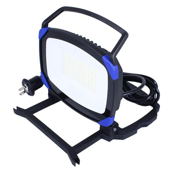 【特長】最大光束5600ルーメンの防水規格はIP65。下向きを含む幅広い角度に調節可能。ガラス繊維強化で樹脂ボディで衝撃に強い。本体脚部にコードを巻きつける部分があるので、すっきりと収納することができる。【用途】夜間・暗い場所での作業や野外...