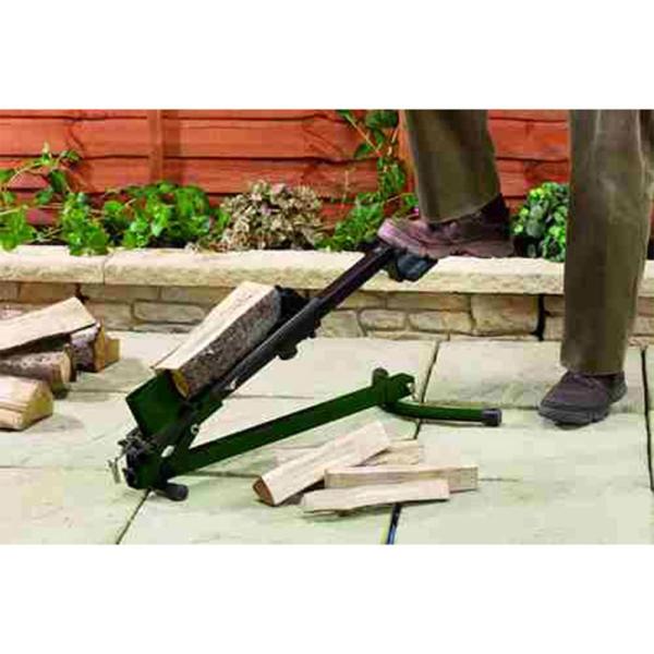 【特長】薪をセットしてペダルを踏むだけで割ることができます。 安全なので、慣れていない方でも簡単に使用可能。 楽に薪割りが行えるので、繰り返し作業を行う場合にも疲労しにくくおすすめです。【用途】薪割り作業に。【注意事項】止め具を外すときは、...
