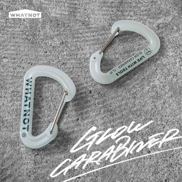 WHATNOTオリジナルの蓄光カラビナ（C型カラビナ）。蓄光のクオリティにもこだわり、国内メーカーでの製造です。アウトドアシーンではランタン吊り、バックパック拡張に、日常使いではキーリングなど。WHATNOTのロゴなどのデザインが両面にプリ...