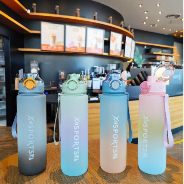 スポーツボトル 水筒 大容量 直飲み 1リットル 1000ml プラスチック グラデーション ジム 運動 ヨガ 室内 室外 トレーニング ワンタッチ 便利 軽量 目盛り付き