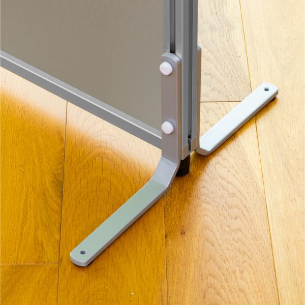 脚部品は、パネルを挟んで両サイドに装着。 片側のみの装着も可能で、壁などにぴったり寄せることもできます。