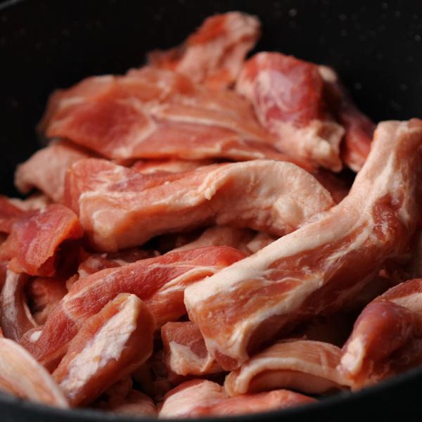味わい豊かな万能さをお楽しみください 商品概要：豚バラ肉の切り落としです。豚バラ肉の豊かな味わいとジューシーな食感を、リーズナブルな価格でお楽しみいただけます。高級豚バラ肉から切り取った当商品は、様々な料理に深みと風味を加えるのに最高です。...