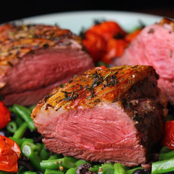 2ピース入り、一つ350g-500gのものとなります。赤身が美味しく、適度な脂身もありとっても食べやすい部位。上手く調理すれば肉の色も美しいローストに仕上がります。マリネに漬けて焼いたり、スライスしてパスタやサラダに合わせても美味しく召し上...