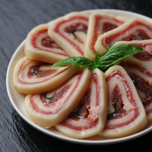 薄くスライスした生ハムを、モッツァレラチーズで巻いたイタリアのおつまみです。ボルピ社のロルティーニはその製法にもこだわり、全てを人の手で完成させています。チーズ・生ハム・アクセントのバジルを是非お楽しみください。この商品は、グルテンフリーか...