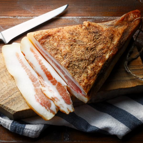 グアンチャーレ 800〜1100g カルボナーラなどのイタリア料理に　スペイン産