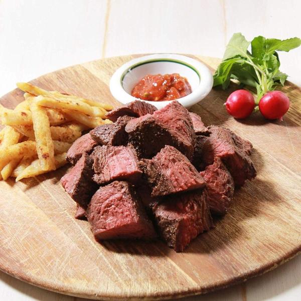 低脂質でかつプロテインが豊富なクロカンガルー！ ステーキにしたり丸ごとオーブンで焼いても美味しい、ちょっと変わったお肉。パーティーなどで出したら大注目のお肉です！よく心配されるにおいですが、焼くと驚くほどサッパリした味わいになります。（袋を...