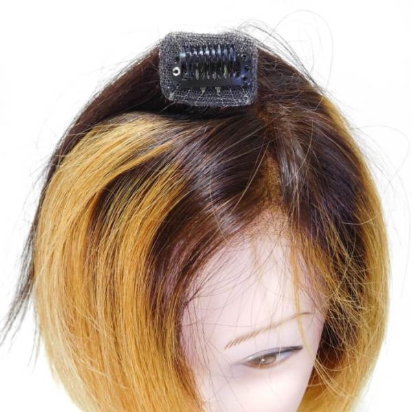 ■ワンクリップ・ヘアピース分け目やつむじの気になる部分をピンポイントでカバーする部分ウィッグです。クリップピンひとつで装着できますので取り付け位置の微調整もかんたんに行えます。ベースはモノレースを使用しており、毛長さは約20cm程で地毛にも...
