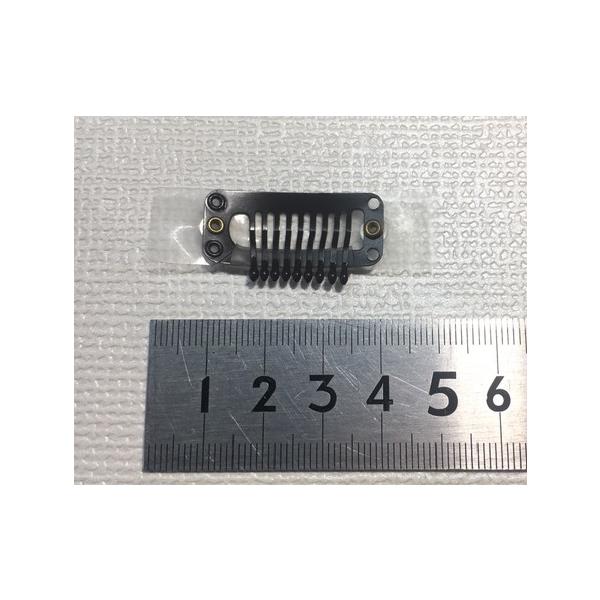 かつら ウィッグ カツラ シールストッパー ピンストッパーピンの裏面全体に透明のフィルムが取り付けられています。ウィッグに装着する場合はストッパーピン裏面のフィルムに両面テープをシールのように張りウィッグ本体に装着します。テープを剥がして何...