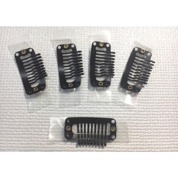 かつら ウィッグ カツラ シールストッパー ピンストッパーピンの裏面全体に透明のフィルムが取り付けられています。ウィッグに装着する場合はストッパーピン裏面のフィルムに両面テープをシールのように張りウィッグ本体に装着します。テープを剥がして何...