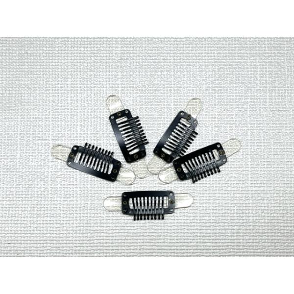 かつら ウィッグ カツラ　接着ストッパー ベロ付ピンストッパーピンの裏面全体に透明のベロが取り付けられています。ウィッグに装着する場合はストッパーピン両サイドのベロに両面テープをシールのように張りウィッグ本体に装着します。接着剤で固定も可能...