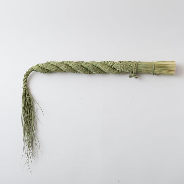 【商品概要】台湾製　稲わら（本体）、紙（ヘイソク）４枚付き（しめ縄用）90cm × 6cm　（縦×太さ）　※結び目までの長さとなります。 ※手作りのため、サイズに誤差が生じる場合がございます。ご了承ください。【商品説明】【商品詳細】ブランド...