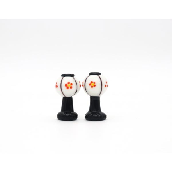 【商品概要】サイズ：H3.6×W2×D2cm素材：ガラス可愛らしい造形の雛飾りのガラス細工です。【商品説明】【商品詳細】ブランド：グラススクエア商品種別：おもちゃ商品名：グラススクエア かわいらしい ガラスの 雛人形 ぼんぼり 大 2点組製...