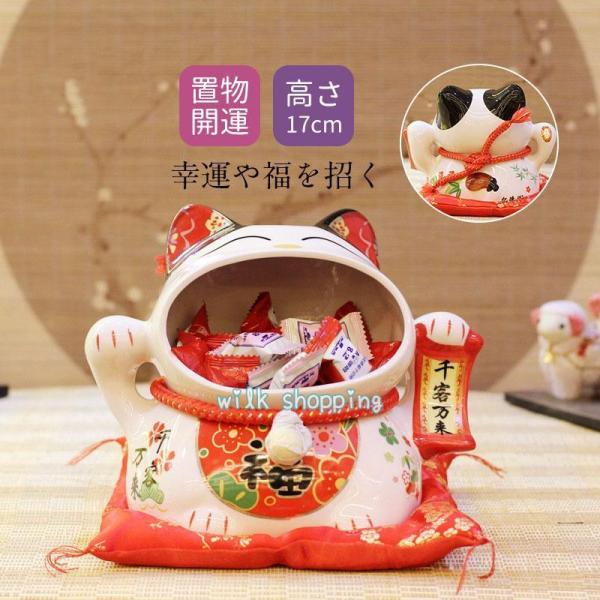 商品詳細カラー:/画像通りサイズ:/フリーサイズ【商品説明】 招き猫は人が大好きです。人がよく通る場所やよく集まる場所に置くことで招き猫はより多くの福を招くといわれております。玄関やお部屋の入口に置いて開運祈願!!【素材】セラミックスサイズ...