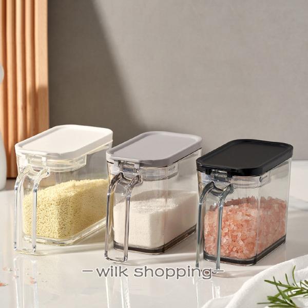 商品の説明材質：ABS+ガラス調味料ポット ワイドと専用台座小さじスプーン付 調味料がかたまりにくい、パッキンがついた調味料ポットとぴったり収まる専用台座。 使いやすい透明な調味料ポットで一目でわかるので、瓶の中のスパイスやスプーンが直接見...