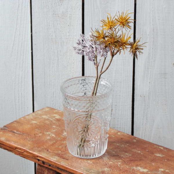 表面に加工を施したおしゃれなガラス花瓶！適度な厚みが有り重量感が有ります。キラキラときれいなガラスは植物をより一層美しくしてくれます。ちょっぴりレトロなデザインでお部屋や玄関、トイレ等のアクセント作りに役立ちそうです。  【ご注意】必ずお読...