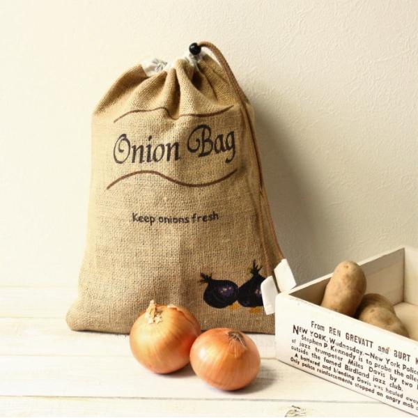 ざっくりとしたジュート素材のベジバッグです。通気性のあるジュート素材と内側には遮光性のある不織布を使用。野菜が傷みにくく、玉ねぎやジャガイモの保存にぴったりです。サイドにはジッパーが付いているので中身の取り出しも簡単。また下側の古いものから...