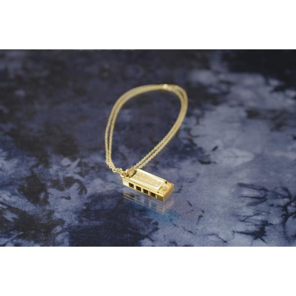 アクセサリー感覚で身に付けられるミニハーモニカで、小型ながら正確にC調に調律された１オクターブを吹くことができます。お洒落なゴールド仕様です。【仕様】　● 4穴（8音）　● 樹脂製ボディ　● C調子のみ