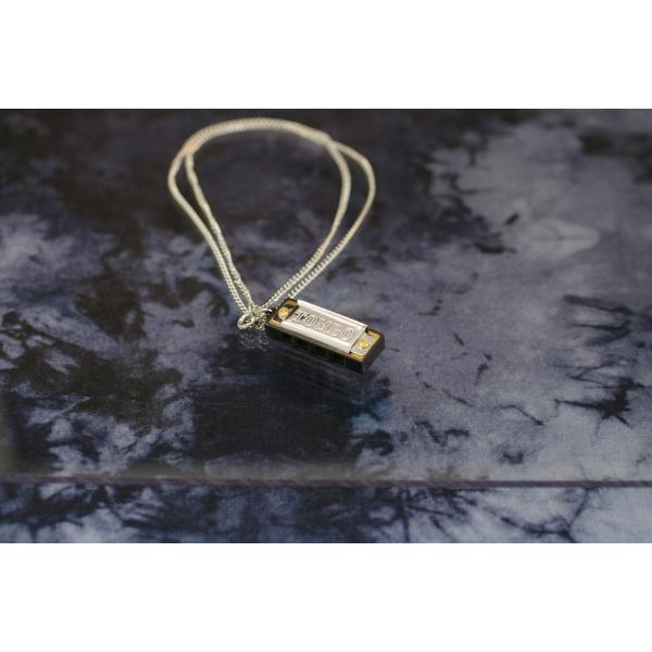 アクセサリー感覚で身に付けられるミニハーモニカで、小型ながら正確にC調に調律された１オクターブを吹くことができます。【仕様】　● 4穴（8音）　● 樹脂製ボディ　● C調子のみ