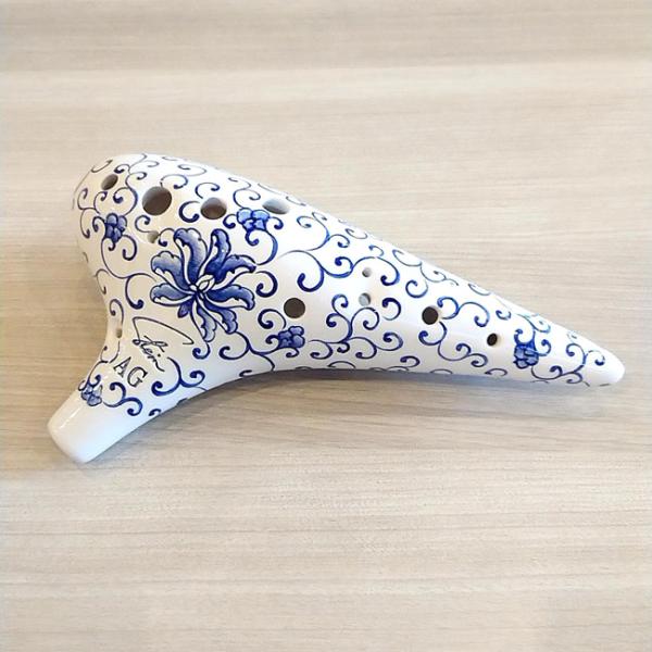 台湾のオカリナメーカーFocalink（フォーカリンク）社は、熟練の職人による確かな技術と、年間を通して温度と湿度が一定に保たれた環境により、いつでも安定した品質のオカリナを製作しています。クリアではっきりとした澄んだ音色はソロでもアンサン...