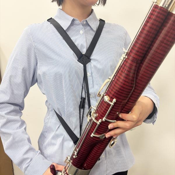 ファゴット用ストラップです。中央の棒でお腹にも力が加わることにより、重みが分散されて楽に楽器を構えることができます。サイズ：レギュラーカラー：ブラック