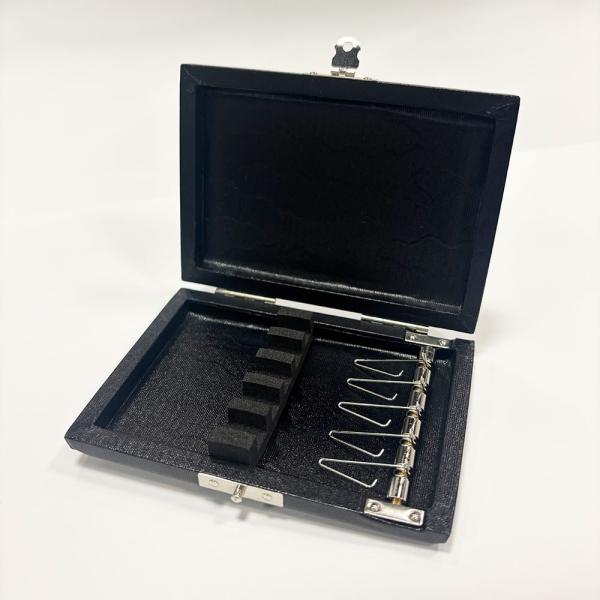 オーボエ合皮製リードケースです。止め金具は、はめ込み式となっております。