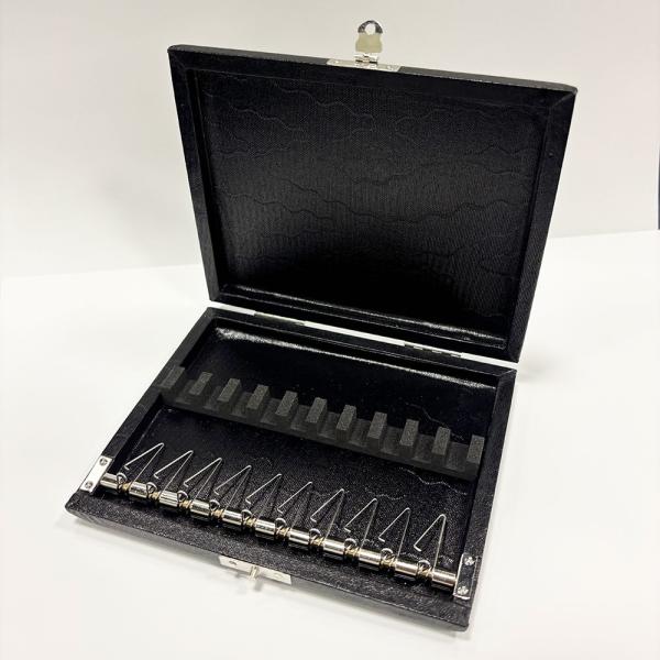 オーボエ合皮製リードケース10本用です。止め金具は、はめ込み式となっております。