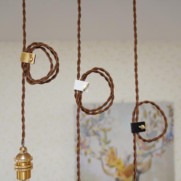 商品特徴ペンダントライトのコードを束ねて、長さ調節が可能なクリップ式のコードアジャスターです。 重厚でレトロな雰囲気が漂う金属製で、お手持ちの照明器具に素敵なアクセントを加えてくれます。【コードアジャスター / 仕様】商品サイズ：（約）幅3...