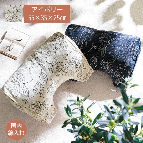 【メーカー直送】イケヒコ クッション 手洗い可 日本製 寄りかかり 膝上 腰当て 三角 ジャガード生地 55×35×25cm ボタニカル アイボリー 単品｜1211790141001