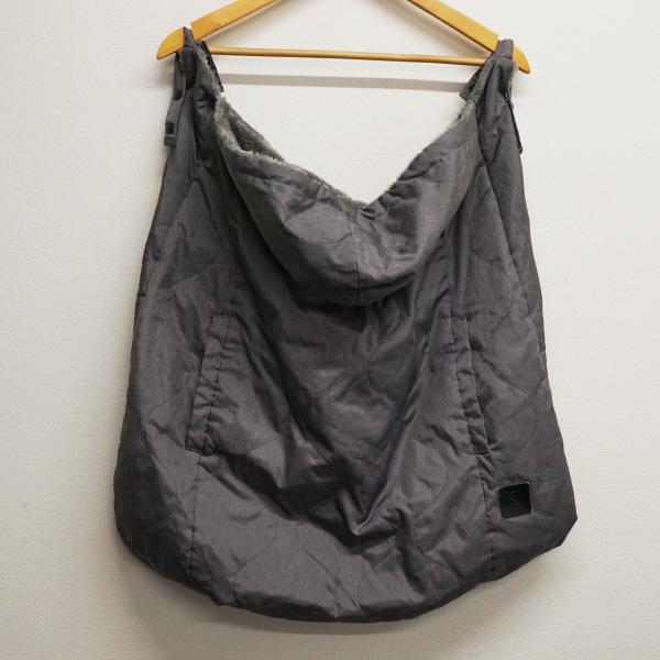 ★商品詳細★こちらはUSED品ですが、比較的綺麗な一品です。3way仕様で【抱っこ・おんぶ・ベビーカー】に幅広くご使用頂ける防寒ケープです。風を通しにくい防寒性の高い生地で、中綿は暖かさが持続しやすくなっています。いつでも清潔に保てるように...