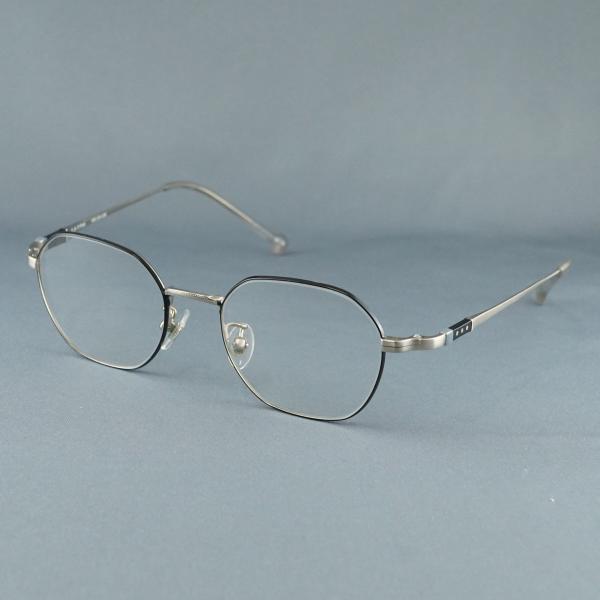USED品ですが、比較的綺麗な一品です。ポイントカラーが映えるテンプルの飾り部が、ピアスやヘアピンなどヘアアクセサリーのように横顔をスタイリッシュに演出します。※度入りレンズです。スリキズもありますので交換を前提にご購入下さい。（フレームの...