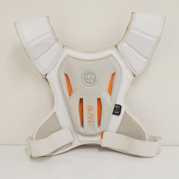 ★商品詳細★こちらはUSED品です。ウォリアーのラクロス用胸パッド(プロテクター)です。動きやすさを重視した軽量で薄型のデザインです。調節可能なストラップにより、個々の体型に合わせて快適なフィット感を実現しながら、しっかりと胸部を守ってくれ...