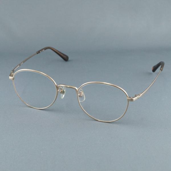 ★商品説明★USED品ですが、比較的綺麗な一品です。小ぶりなボストンシェイプのメタルフレームです。シンプルなデザインなので、オンオフを問わずマルチに使える一本です。※度入りレンズです。スリキズもありますので交換を前提にご購入下さい。（フレー...