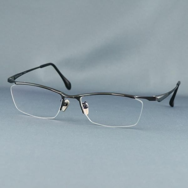 ★商品説明★USED品ですが、比較的綺麗な一品です。シルバーのもつ洗練された高級感を最大限に生かした"シルバーコレクション"細身ですが、ボリュームのある立体的で存在感のあるデザインです。※度入りレンズです。スリキズもありますので交換を前提に...