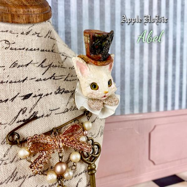 ピンブローチ White Cat Abel・白猫 アベル ハンドメイド アクセサリー 